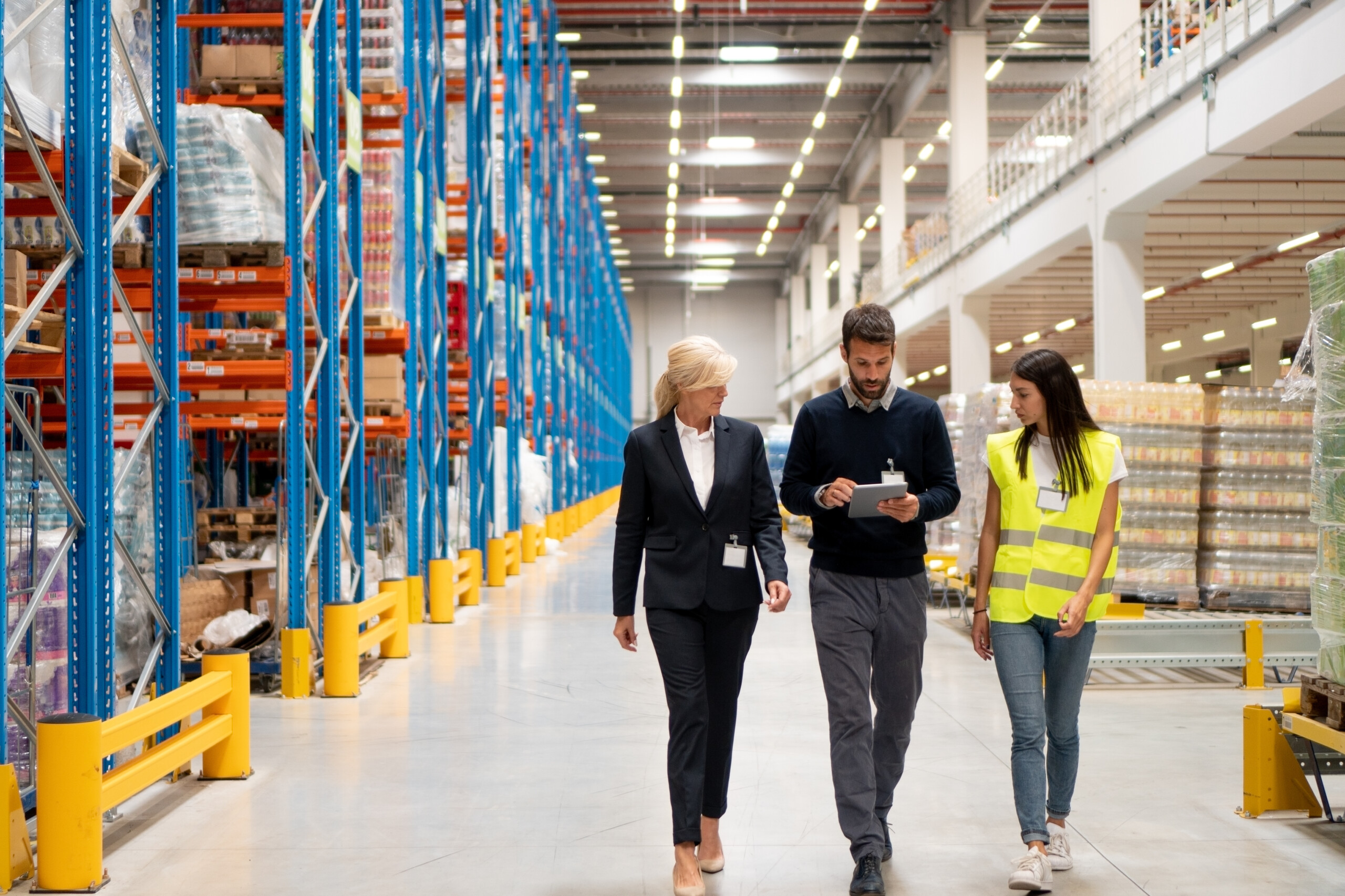 Logistics warehouse using technology